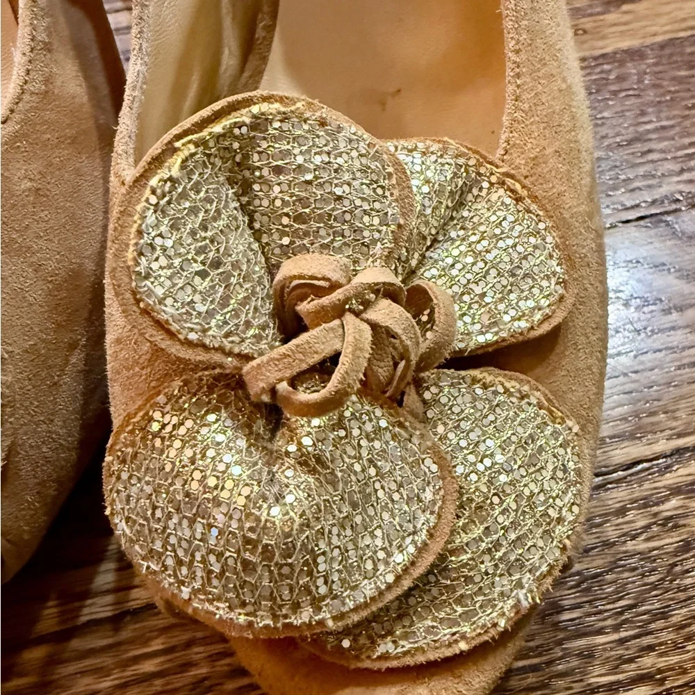 Kate Spade‎ Tan Heels with Gold Flower Accent